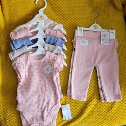 various colours and designs
Bnwt 5 vests and 3 leggings
3-6 months (18lbs 8kg)

PayPal accepted (fees apply)
revoult accepted
post available
collection available
delivery also available from £1 local

♦️ take a look at some of the other items available Mulity buy available just message ♦️
stock item A3