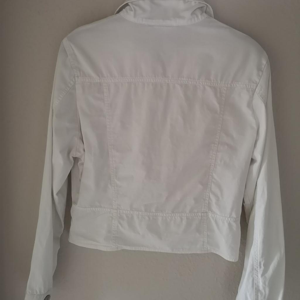 Weiße Jacke aus reiner Baumwolle im Style einer Jeansjacke. Mit Reißverschluss zu schließen, zwei Taschen. Grader Schnitt, ungefüttert. Rückenlänge 49 cm, von Achsel zu Achsel 48 cm.
Versand bei Portoerstattung für 2,25 Euro möglich. Privatverkauf ohne Rücknahme oder Garantie.