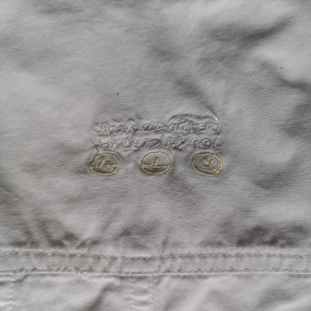 Weiße Jacke aus reiner Baumwolle im Style einer Jeansjacke. Mit Reißverschluss zu schließen, zwei Taschen. Grader Schnitt, ungefüttert. Rückenlänge 49 cm, von Achsel zu Achsel 48 cm.
Versand bei Portoerstattung für 2,25 Euro möglich. Privatverkauf ohne Rücknahme oder Garantie.