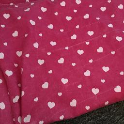 Heart single duvet with pillow case. One side does have some marks on they may come out with a good wash but can’t guarantee that but the other side is in good condition. B36 area. £3.