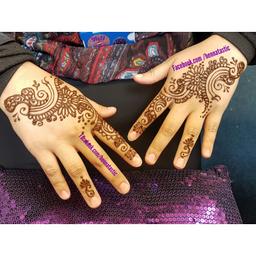 I have a few time slots available for Eid henna.
I only take bookings for 3 or more adults as i will travel to you.
I use 100% natural henna and the stain develops over 24-48hours.
Book early to avoid disappointment.
Henna is £3.50 per strip wrist to fingertip. Prices vary depending on how complex the designs are.