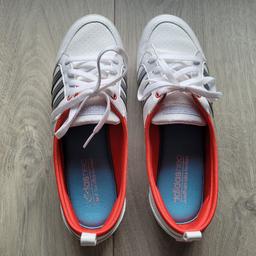 1 Paar Adidas Schuhe
Gr. 37, Farbe: weiß, silber, rot
Zustand: sehr gut, ca. 2/3 mal getragen
Nichtraucherhaushalt
