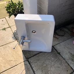 Ideal standard wash basin, good condition just needs cleaning, been stored in shed , free to collect DN7