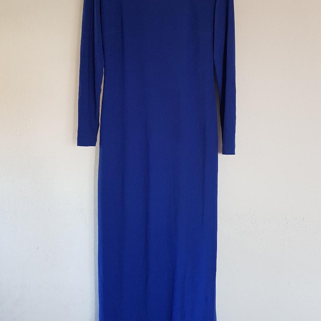 verkaufe langes cocktailkleid in Royalblau
kragen mit steinen besetzt ,hat noch ein passendes Tuch dazu
hinten mit Schlitz
stoff sehr dehnbar ,elastisch
länge 1.33cm