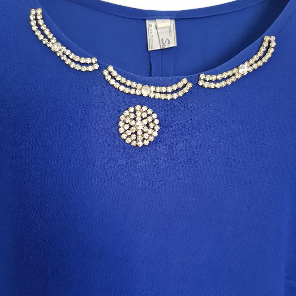 verkaufe langes cocktailkleid in Royalblau
kragen mit steinen besetzt ,hat noch ein passendes Tuch dazu
hinten mit Schlitz
stoff sehr dehnbar ,elastisch
länge 1.33cm