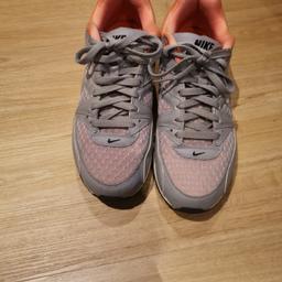 Verkaufe diese Nike Air in Größe 42. Der Schuh an sich ist in einem guten Zustand und selten getragen. Wie auf dem einen Foto zu sehen, ist an einem Schuh ein Fleck an der Seite.