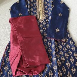 Aged 9/10
Blue diamante detail
Maroon pyjama to match maroon piping detail on kurta
Worn only for a few hours