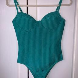 Size 8
Underwire top with adjustable straps