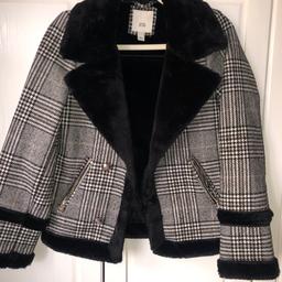 Size 8
Faux fur inside and on sleeve cuffs
2 zip pockets