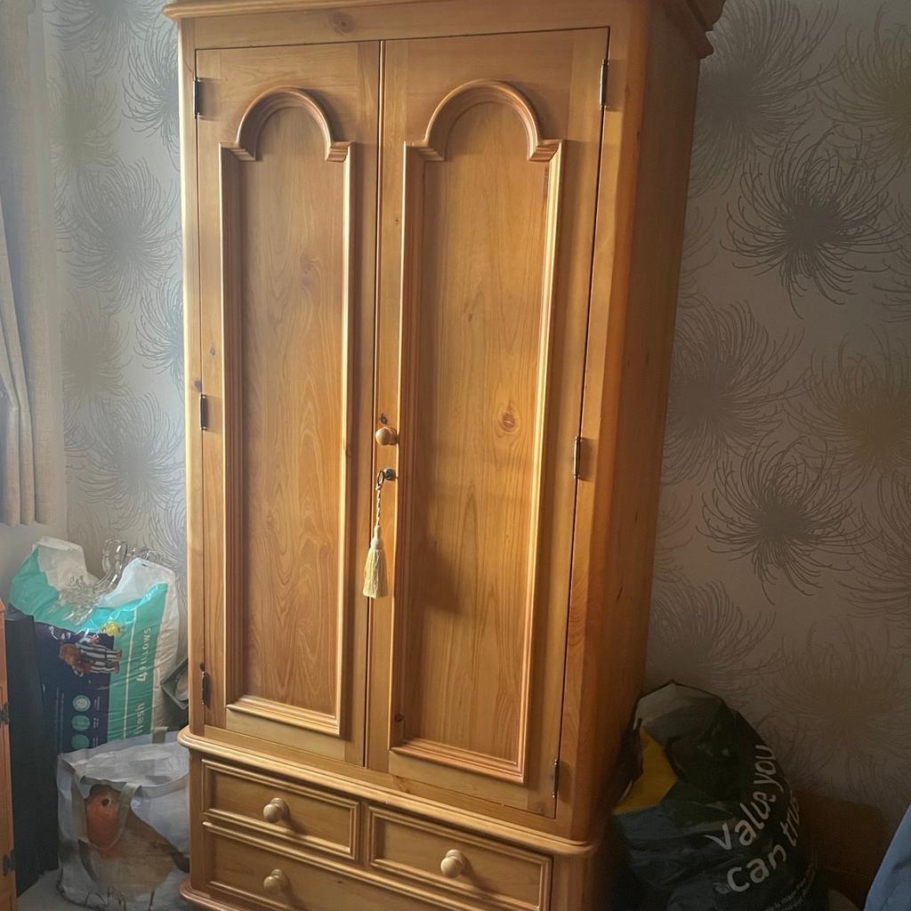 Large pine wardrobe in WN6 Wigan für 100,00 £ zum Verkauf Shpock DE