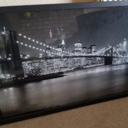 Brooklyn Bridge picture
99cm x 66cm in size
hanging fixture on back
really good condition
collection or local delivery available
