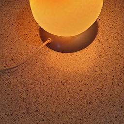 Vintage Ikea Lampe Obst Orange Apfelsine 90er Jahre Rarität Glas.
Seltene Lampe von Ikea in der Form einer Orange / Apfelsine mit Orangenblatt.
Die Orange ist aus Glas mit einem Umfang von 50 cm.
Der Sockel ist aus Kunststoff und im Durchmesser 16 cm.
Insgesamt hat die Lampe eine Höhe von ca. 22 cm

Die Lampe hat keine Beschädigungen, und ist voll funktionstüchtig