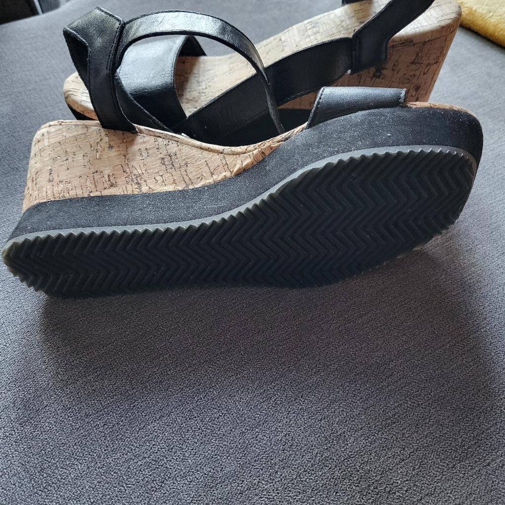 Very good condition
UK size 5
Heel height 3 inches
Collection only NW1 1BS