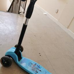 comes as in the pictures, so no returns or complaints.. have a look before buying.
lights on the wheels don't work anymore, very sturdy scooter.
NO TIME WASTERS PLEASE