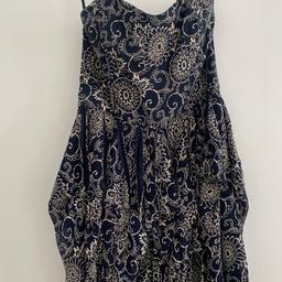 Only worn once in near new condition.
Comfortable lightweight strapless dress with side pockets. Navy blue & white
Size 12