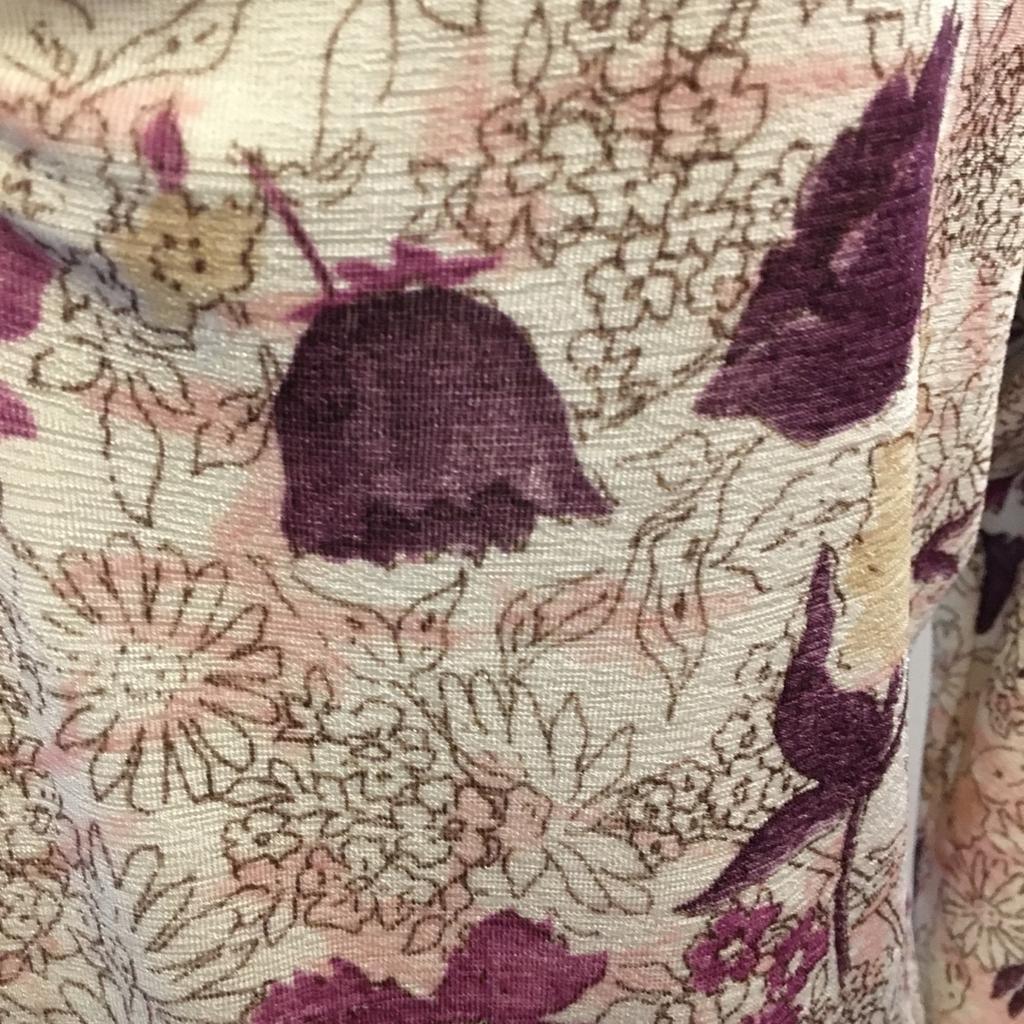 LOVELY TOP IN LILACS AND PURPLES BY REFLECTIONS. FITS SIZE 16. RUCHED DETAIL AT BUST. Thanks for looking. Collect Dukinfield or can post.