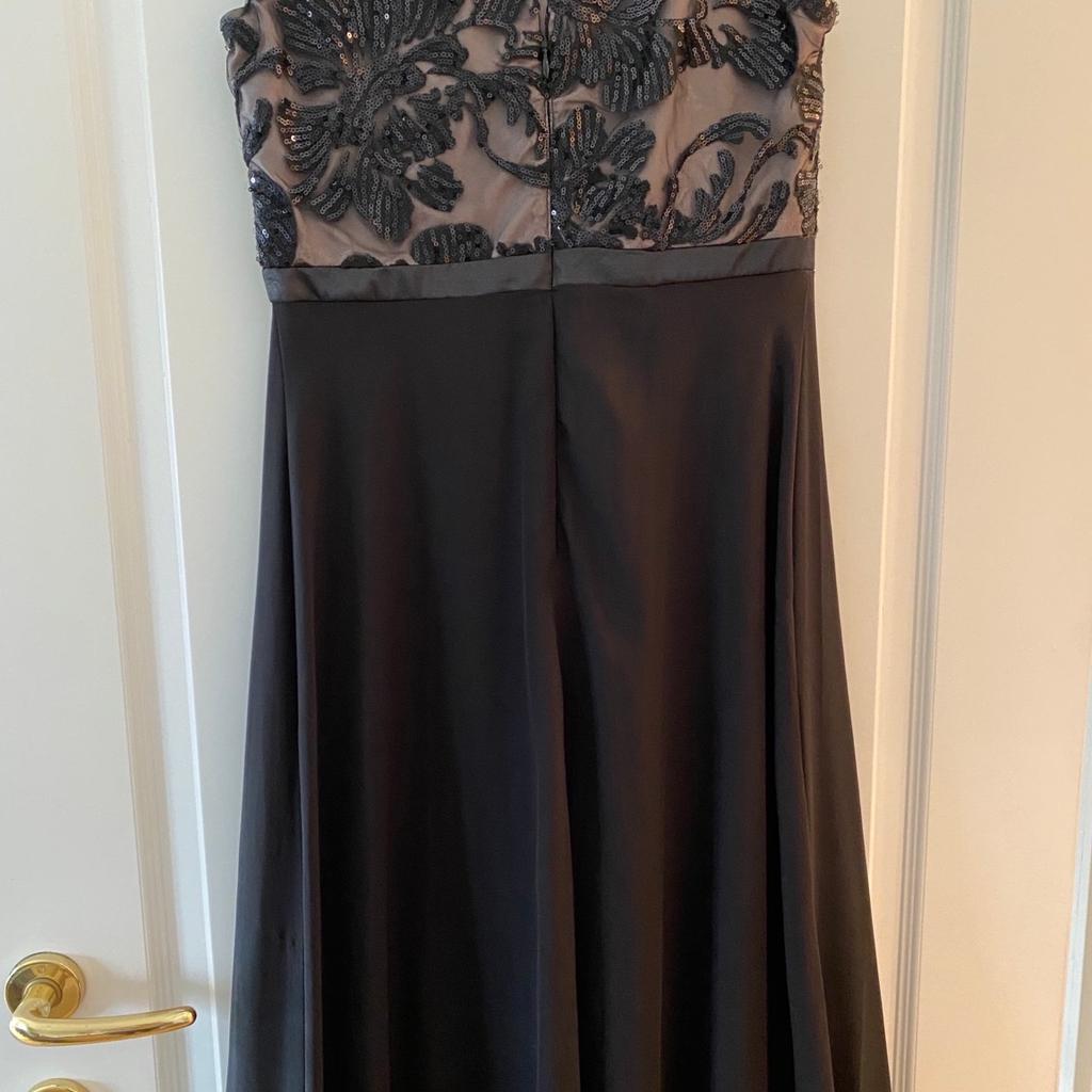 Ich verkaufe ein Ballkleid in der Farbe schwarz-beige
Dieses Kleid wurde nur für einen Abend getragen.