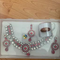 A beautiful jewellery set to go with your outfit! Rings for free