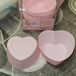12 pcs
New, unused
Hillys kitchen cupcake moulds
Silicone can be used in oven and then washed and reused.
Can be used to melt chocolate also.