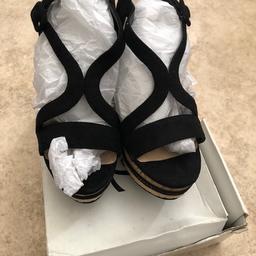 Brand new ladies high wedged sandals with side buckle fastening
Colour: black
Size: UK 5/38
Heel height: 4.5 ins
Never been worn