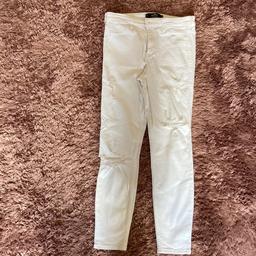 Girls white jeans 7R
W28
L26