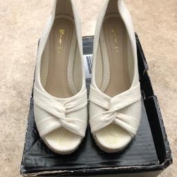 Only worn once ladies fabric high wedged peep toe shoes/ sandals
Size: UK 5/38
Colour: off white
Heel height: 4 ins
Only worn once so still in very good condition
