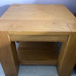Solid oak coffee/ side table.
Great condition
Square shape
Dimensions 2ft x 2ft
Very heavy.
Brought from oak furniture land 6 months ago.
RRP £249.99
Open to sensible offers