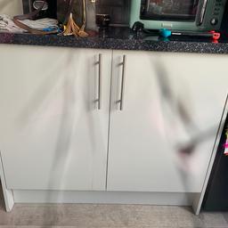( PLEASE NOTE! Lines in photos are just my broken camera lense and not on item!)

Bargain at asking price. Really good condition Howdens kitchen base unit. Only 2 years old. (Complete unit) 
was only taken out of my kitchen to make space for a dishwasher. 
1000mm w x720 h
Dove grey gloss doors

Collection asap! From IG2 Essex