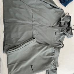 Brand new without tags 
Large jacket 
Xl pants 
Bought from taskers
Paid £110