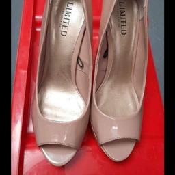 BNWOT M&S Limited collection nude peep toe heels size 5.5
heel measures 5 inches
small marks on 1 heel (see pics) & front of shoes from storagea