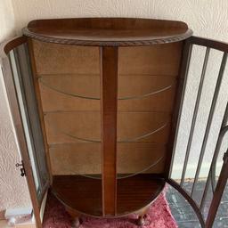 vintage glass fronted display cabinet.

Glass half moon fronted display cabinet

Doors lock with keys

I am afraid one of the glass shelves has broken so
Only two

In good condition
