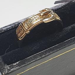 9CT gold diamond buckle ring

Size J

 Please look at my other items

Will be posted 1st class sign for 

 If you're not happy with the ring please return it for a complete refund of the purchase price

If you're unsure about my honesty please look at my feedback

Any questions please contact me at any time