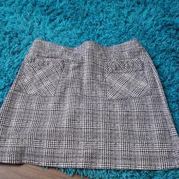 good condition size 14 short skirt