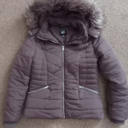 New Look 915 Women Girls Grey Hooded Fur Puff Padded Jacket

Size 12-13yrs. fits Women's UK 8

Excellent condition, only worn a couple of times
Zip closure with 2 zip pockets

Free local delivery from Birmingham B9 or will post out for additional charge

Any additional questions please ask