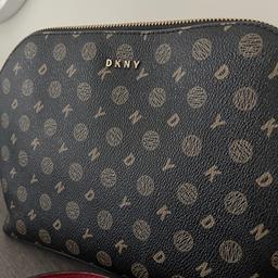 Ladies DKNY across the body bag / shoulder bag 
Very good condition 
Dark brown with all over logo, red strap

Collection Skellow daytime or Lakeside evening