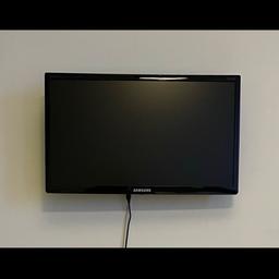 Verkaufe meinen voll funktionsfähigen Full HDTV-Monitor von Samsung mit integrierten, hochwertigen Lautsprechern inkl. Wandhalterung und Standfuß, der sowohl als Fernseher als auch als Computer-Monitor genutzt werden und ist somit sehr platzsparend.

Bildschirmdiagonale (cm)	54.61 cm ( 21.5 Zoll )
Bildschirmauflösung	1920 x 1080 (Full HD)

Monitoreigenschaften:
Hintergrundbeleuchtung	LED
Paneltyp	TN
Bildformat	16:9
Full HD (1080p)