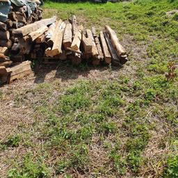 Verkaufe alte Eichenholz Balken 
verschiedene Länge und Breite 
Anschauen kommen und raussuchen und mitnehmen 
Ich mache Ihnen einen guten Preis Auf Wunsch kann ich es auch zusägen