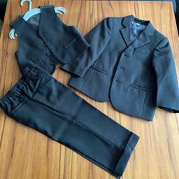 Neuwertig!
Kinder Anzug
Jungenkleidung
Gilet +Sakko + Hose
Schwarz
Nichtraucherhaushalt
Versand möglich