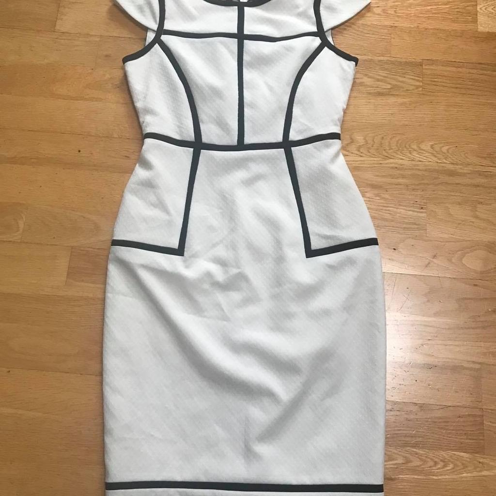 VERSATILE DRESS THAT CAN BE WORN DRESSED UP OR DOWN

CREASED FROM STORAGE & POSSIBLY NEED REFRESHING OTHERWISE IN GOOD CONDITION