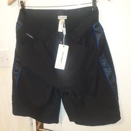 DOLCE AND GABBANA UNISEX BLACK AND ELECTRIC BLUE SPELLOUT SHORTS in 34 BNWT
Rrp £175.00
Length 49cm waist across 40cm waist to crotch  28cm inside leg  27 width of leg 33 cm heel width 30cm

All used  items inspected dry cleaned and ironed
Prices negotiable sensible offers only please

I sell all brands
Dead stock dread stock
100% genuine All excluey get busy dripping or get busy drying!!

items will often have some wear due to being second hand. Any substantial flaws or damage will be pho