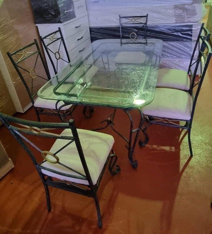 SECOND HAND DINING TABLE WITH 6 CHAIRS in S65 1sl Rotherham für £ 100