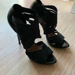 Biete ein wenig getragene Zara Gladiator High Heels an

in Gr. 40

Farbe: schwarz Lack Leder

Absatz höhe 10 cm

Versand möglich