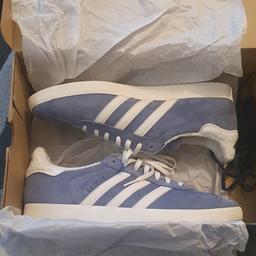 Brand new without tags Adidas Gazelle winter editions with fur trim/lining.
Size UK10.5. Comes with spare navy laces.
Check out my other items for sale👍