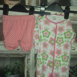 THIS IS FOR A BUNDLE OF  CLOTHES

1 X WHITE SLEEPSUIT WITH FLORAL THEME - WASHED BUT NEVER WORN
1 X NEVER WORN - PINK PRAM SHOES WITH FLOWERS
1 X PINK LEGGINGS WITH SPOTS - USED

PLEASE SEE PHOTO