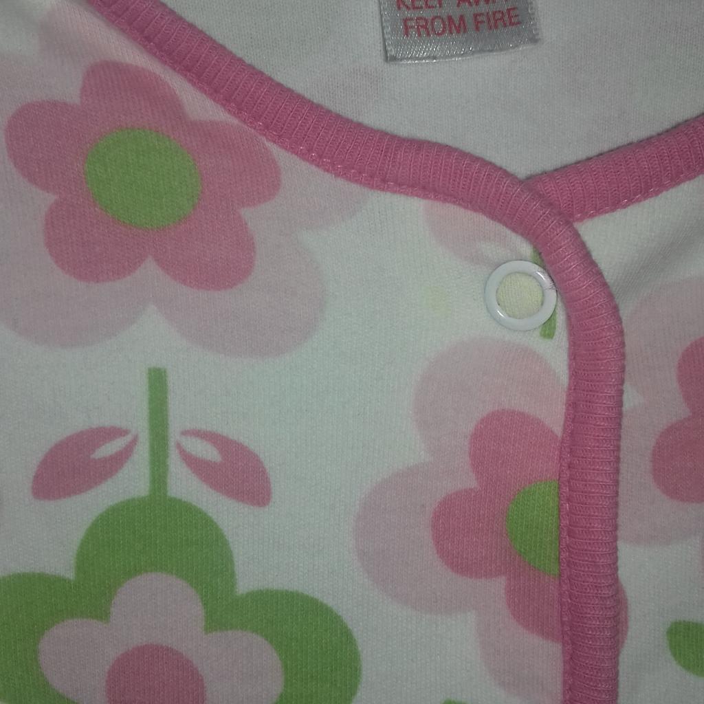 THIS IS FOR A BUNDLE OF CLOTHES

1 X WHITE SLEEPSUIT WITH FLORAL THEME - WASHED BUT NEVER WORN
1 X NEVER WORN - PINK PRAM SHOES WITH FLOWERS
1 X PINK LEGGINGS WITH SPOTS - USED

PLEASE SEE PHOTO