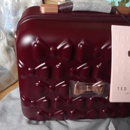 This is a gorgeous Ted Baker case that oozes style.
It is ultra light in weight and would compliment any luggage set.
I am selling the suitcase for this in the same colour.
This case would make a fantastic gift for yourself or someone special.