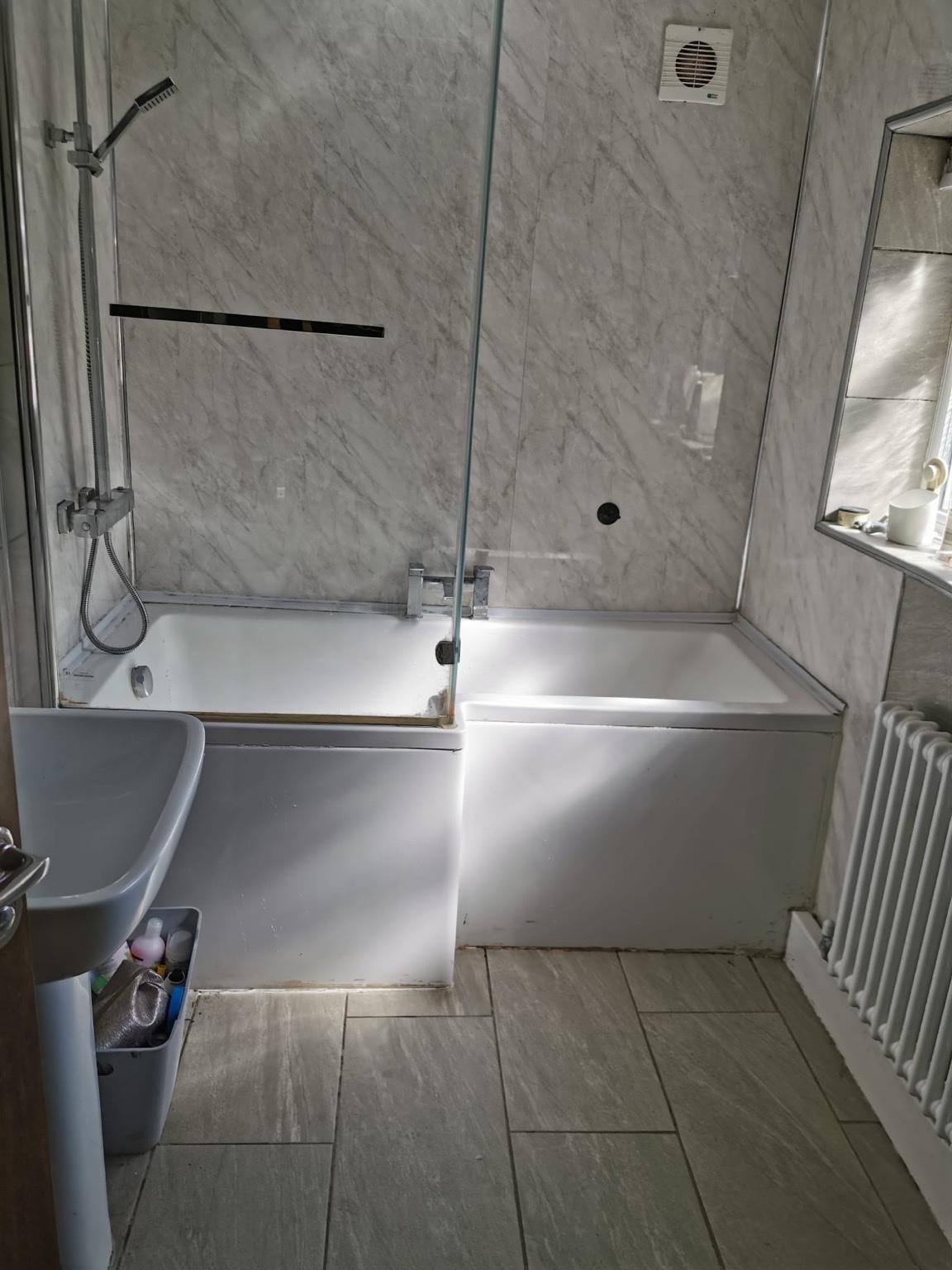Bathroom set bath/panel/shower door L shape in B26 Birmingham für 70,00