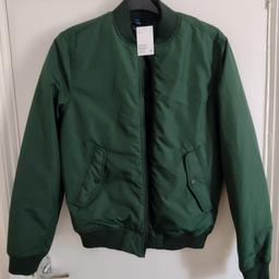 Men's Brand new H&M Green bomber jacket for sale. Size EU M (This can be converted on the UK H&M men's size guide chart).
Tag still attached.

Collection in Battersea.