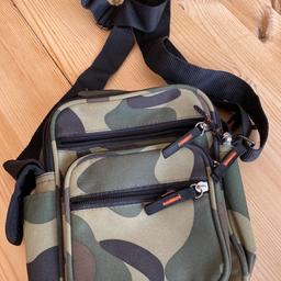 Small camouflage bag with plenty of compartments
With adjustable shoulder strap
For measurements please see last photos