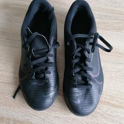 Ich verkaufe die Nike Merc Schuhe von meinem Sohn. An den Schnürsenkeln fehlt beim rechten Fuß das Plastikstück.
Gr. 37,5 leider passen sie ihm nicht mehr.